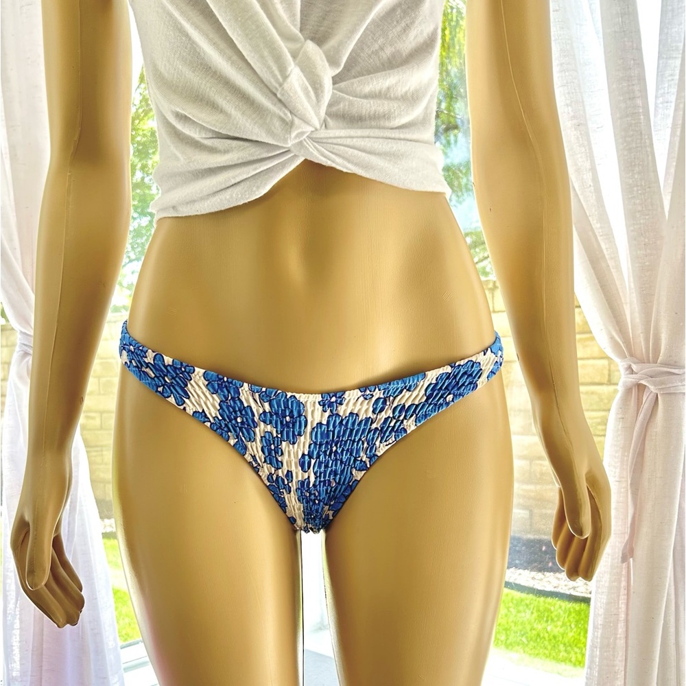 Triangl Bikini Bottom Ruched Size M Medium Blue And White Floral - Picture 1 of 8